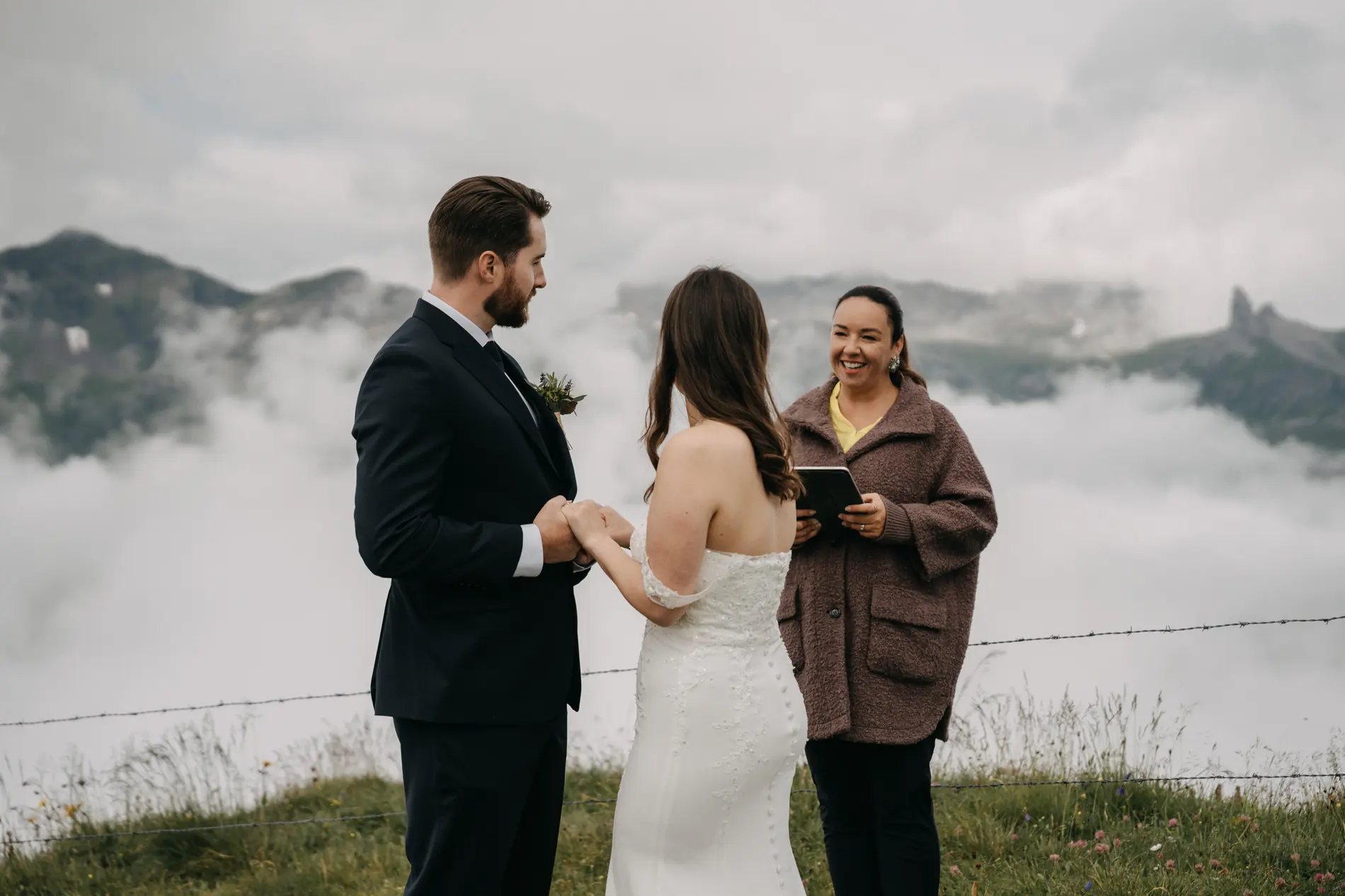 Elopement auf einem Berggrat über den Wolken
