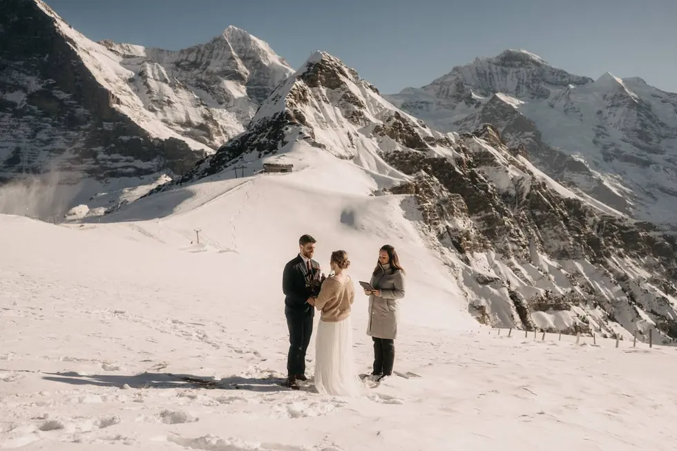 Elopement im Schnee vor dem Jungfrau-Massiv
