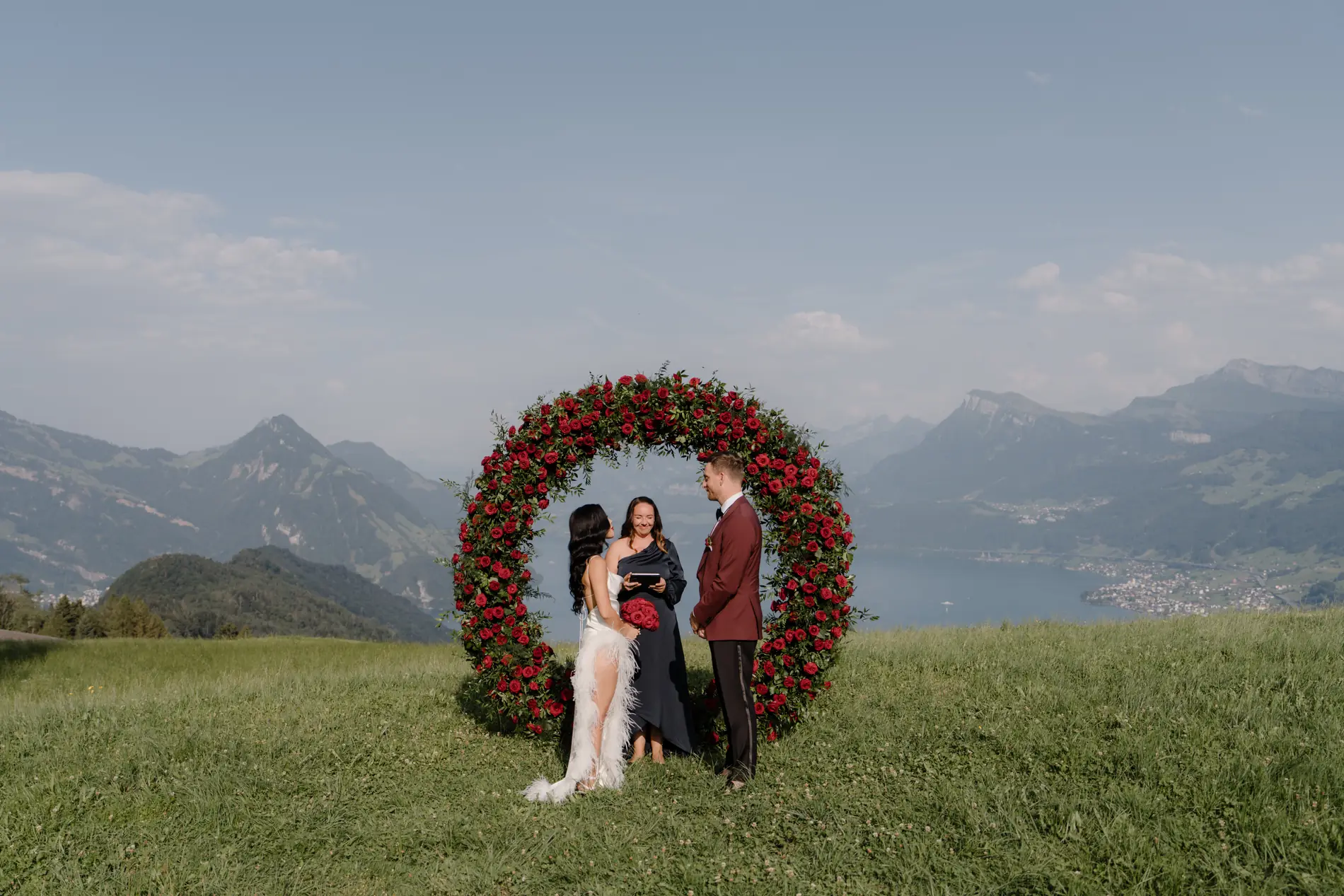 Freie Trauung mit Blumenbogen in den Bergen